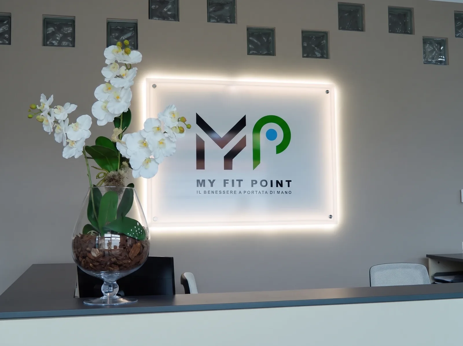 Il marchio My Fit Point sull'insegna luminosa alla reception