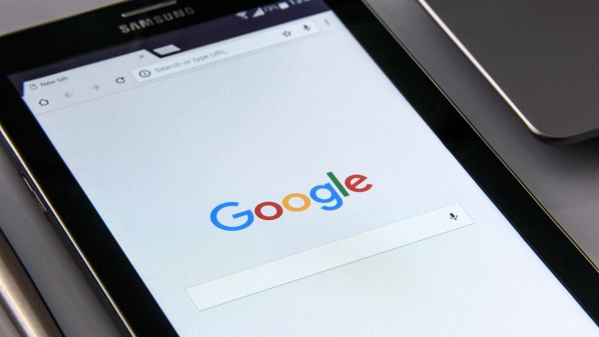 Pagina di ricerca Google aperta su un tablet